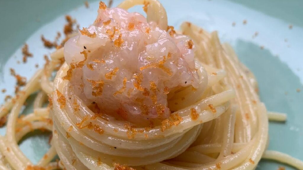 spaghetti con tartare di scampi e bottarga