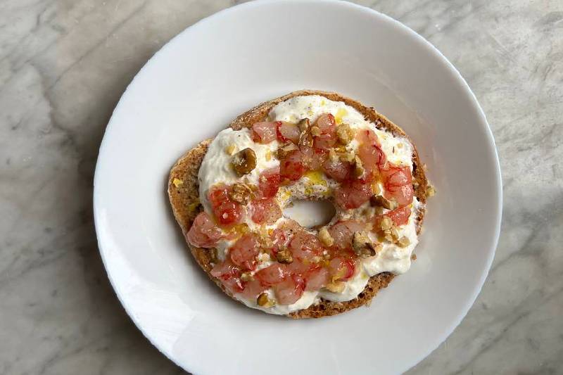 Frisella con gambero rosso di Mazara e stracciatella