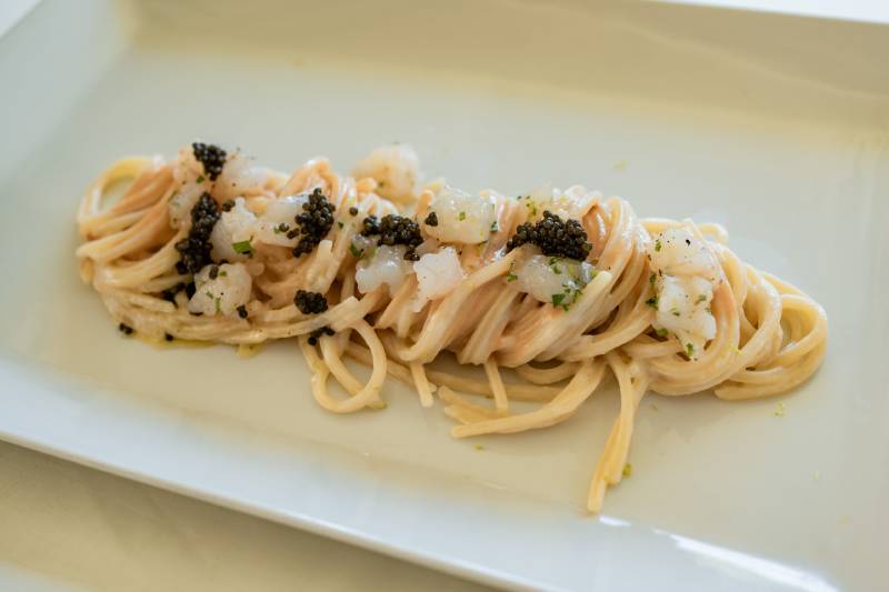 Spaghettone con scampi, caviale e crema di porro